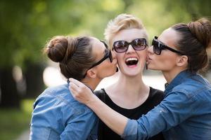 Porträt von drei jungen schönen Frauen mit Sonnenbrille foto