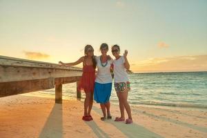 gruppe von freunden am schönen strand foto