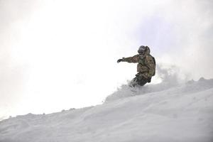 Skifahrer am Berg foto