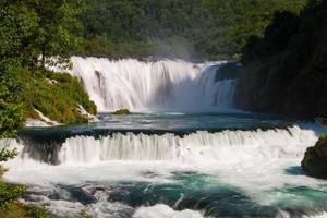 Blick auf einen Wasserfall foto