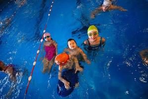 Schwimmen im Hallenbad foto