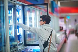 Frau im Supermarkt foto