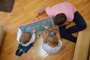 Familienzeichnung auf der Schultafel zu Hause foto