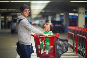 Mutter mit Baby beim Einkaufen foto