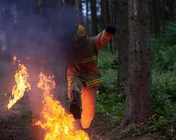 Feuerwehrmann im Einsatz foto