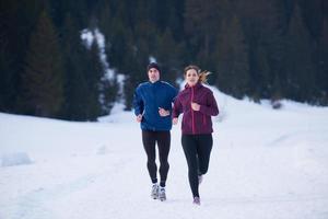 paar joggen draußen auf schnee foto