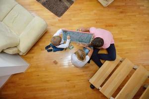 Familienzeichnung auf der Schultafel zu Hause foto