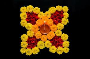 dekorative gelbe und orangefarbene ringelblumenblumen und blütenblätter rangoli für das diwali-fest. foto