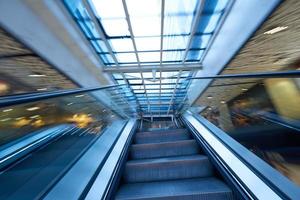 Rolltreppen in Einkaufszentren foto