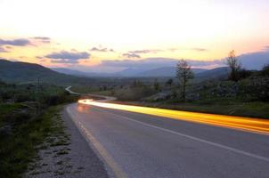 Countryroad-Abenteuer mit wunderschönem Sonnenuntergang foto