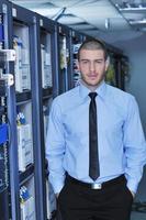 junger IT-Ingenieur im Serverraum des Rechenzentrums foto