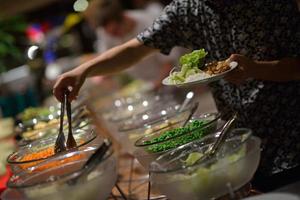 Blick auf das Essen vom Buffet foto