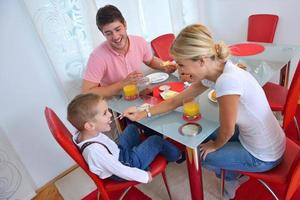 familie frühstückt gesund zu hause foto