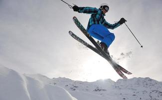 Skifahrer am Berg foto