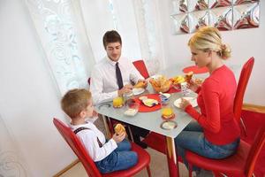 familie frühstückt gesund zu hause foto