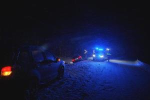 Autounfall auf rutschiger Winterstraße in der Nacht foto