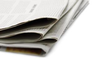 Wirtschaftszeitung isoliert auf weißem Hintergrund, Tageszeitungs-Mock-up-Konzept foto