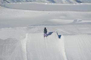 Skifahrer am Berg foto