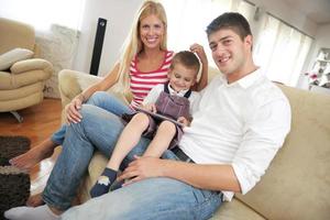 Familie zu Hause mit Tablet-Computer foto