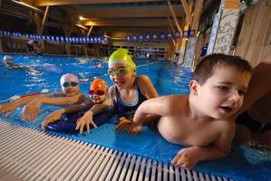 Schwimmen im Hallenbad foto