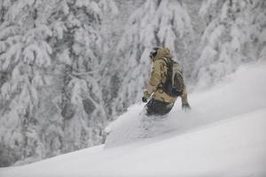 Skifahrer am Berg foto