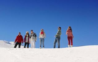 freunde haben spaß im winter auf frischem schnee foto