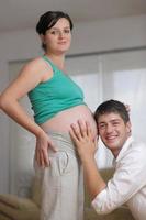 Schwangerschaftsporträt der Familie foto