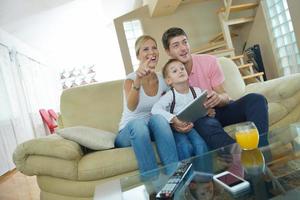 Familie zu Hause mit Tablet-Computer foto