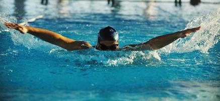 Schwimmer im Pool foto