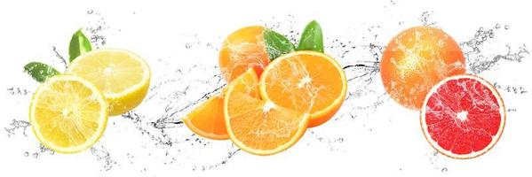 frisches Obst mit Spritzwasser auf isoliertem weißem Hintergrund. Zitrone, Orange und Grapefruit foto