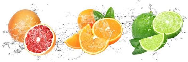 frisches Obst mit Spritzwasser auf isoliertem weißem Hintergrund, Grapefruit, Orange und Limette foto