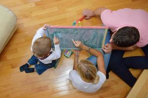 Familienzeichnung auf der Schultafel zu Hause foto