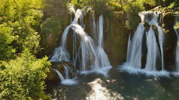 Blick auf einen Wasserfall foto