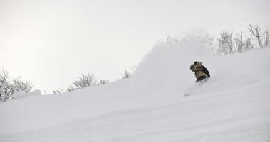 Skifahrer am Berg foto