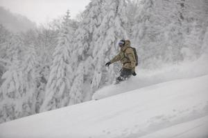 Skifahrer am Berg foto