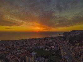 alanya 2022 antalya luftstadt mit strand und meer foto