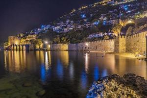 alanya 2022 antalya nachtstadt mit burg und meer foto