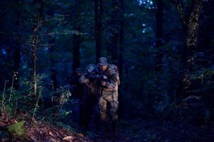 Militärsoldaten im Feld foto