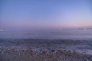 Sommerurlaub am Meer bei Nacht. schöne Meereslandschaft foto