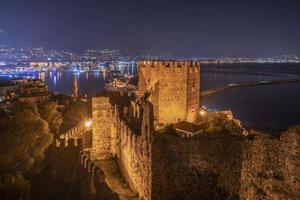 alanya 2022 antalya nachtstadt mit burg und meer foto