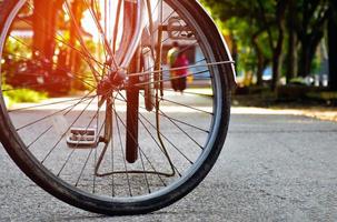 Detailansicht des hinteren platten Reifens des Oldtimer-Fahrrads, das auf dem Bürgersteig neben der Straße geparkt ist. weicher und selektiver Fokus. foto