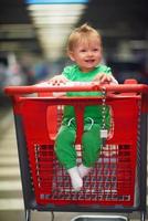 Baby im Einkaufswagen foto