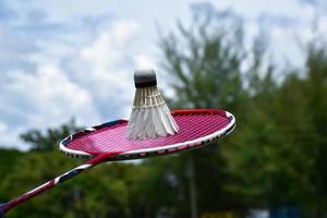 Federbälle und Badmintonschläger für Badminton-Ausrüstungen im Freien, auf Grasrasen, weicher und selektiver Fokus auf Federbälle, Badminton-Spielkonzept im Freien foto