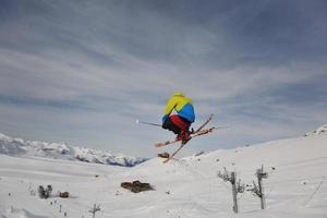 Skifahrer am Berg foto