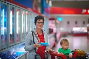 Mutter mit Baby beim Einkaufen foto