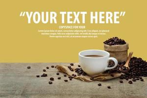 heiße Kaffeetasse mit Kaffeebohnen auf dem Holztisch und dem gelben Hintergrund mit Copyspace für Ihren Text. foto