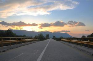 Countryroad-Abenteuer mit wunderschönem Sonnenuntergang foto