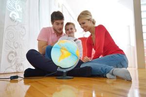 Familie viel Spaß mit Globus foto