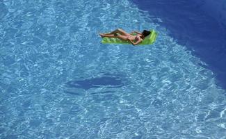 frau entspannen am schwimmbad foto