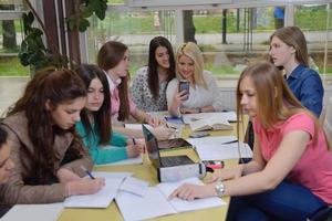 Jugendgruppe in der Schule foto